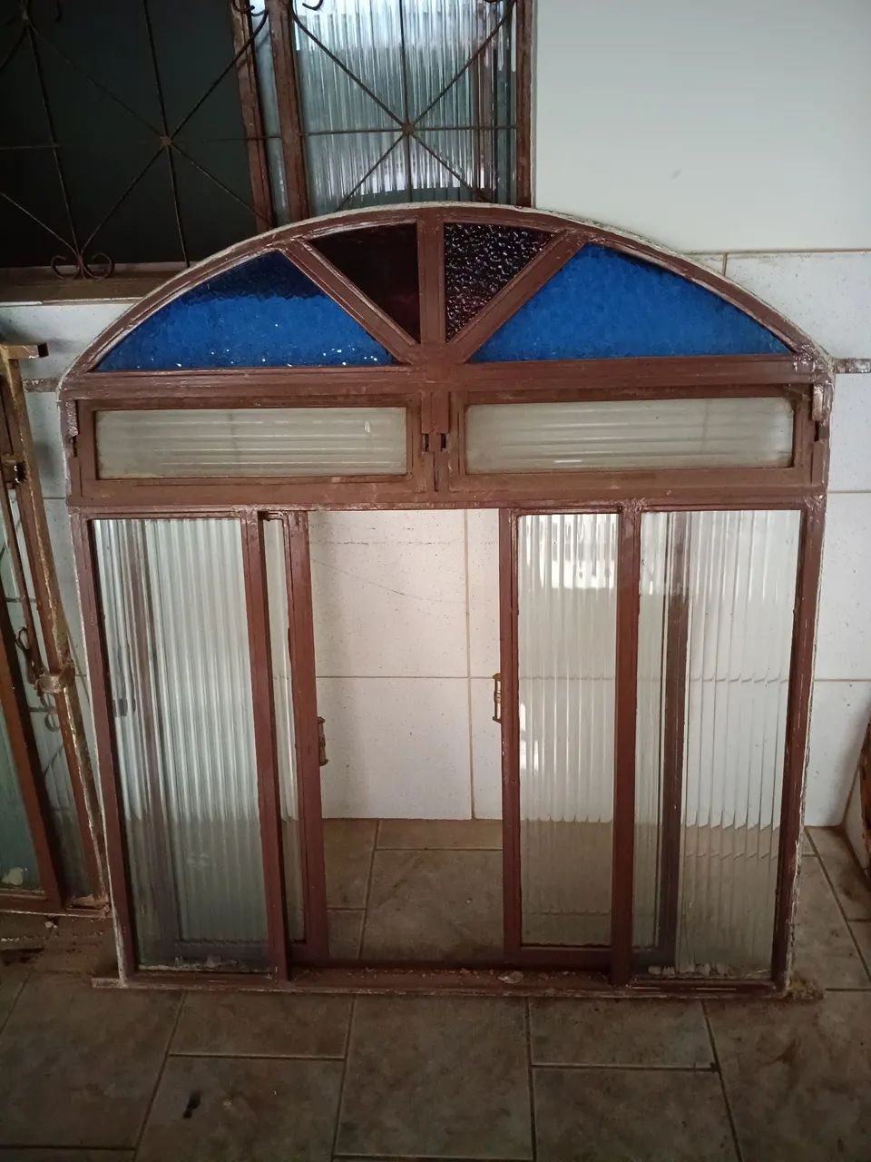 2 (duas) Janelas de ferro com vidro