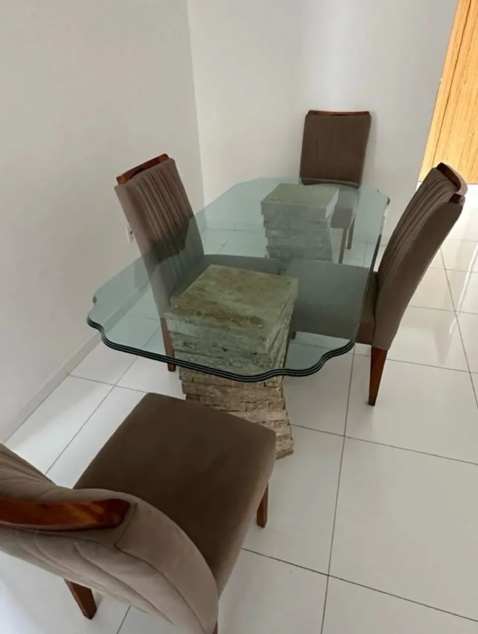 Mesa com 4 cadeiras