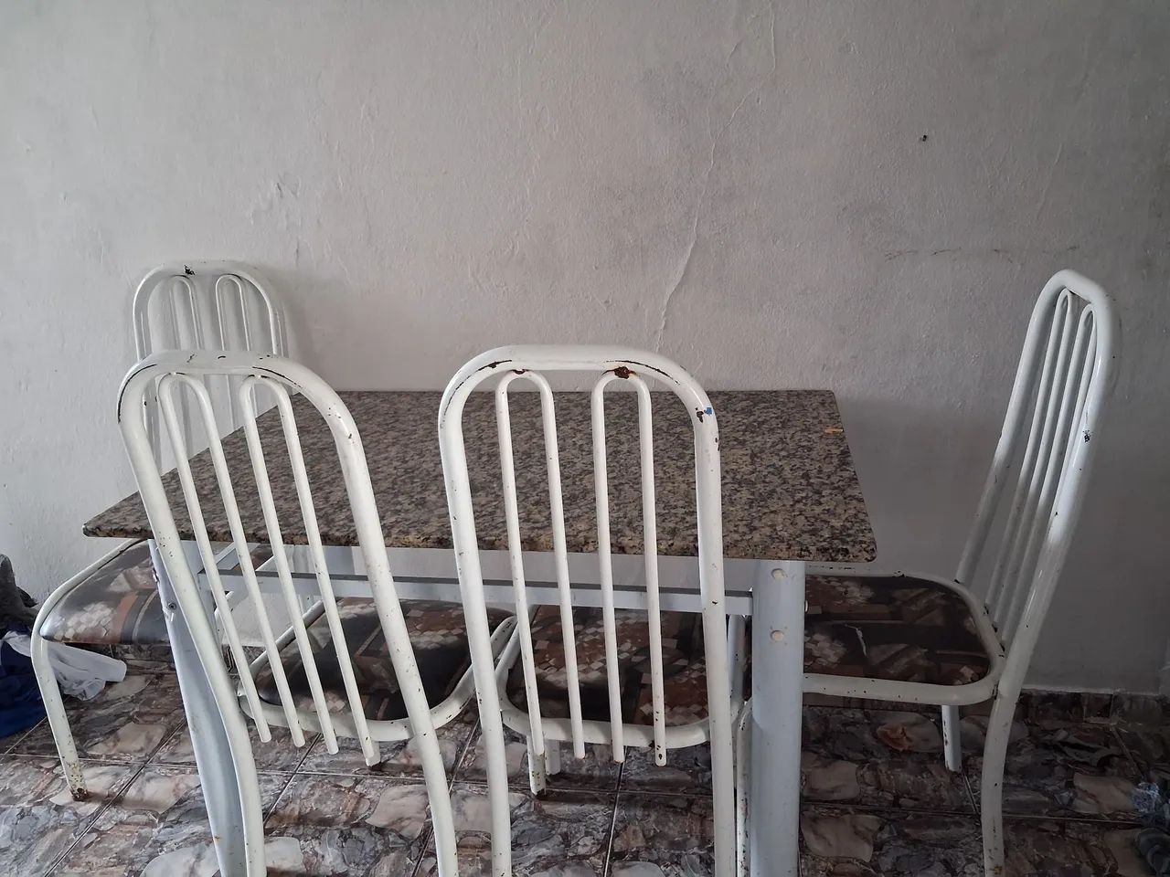 Mesa de mármore c/4 cadeiras 