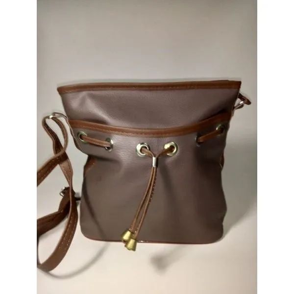 Bolsa de ombro compacta com bolso e zíper, forrada 