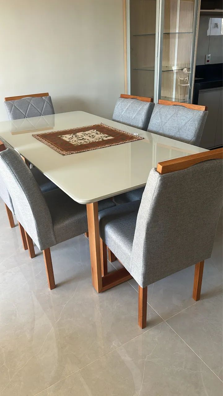 Mesa de 6 cadeiras apenas 2 semanas de uso.