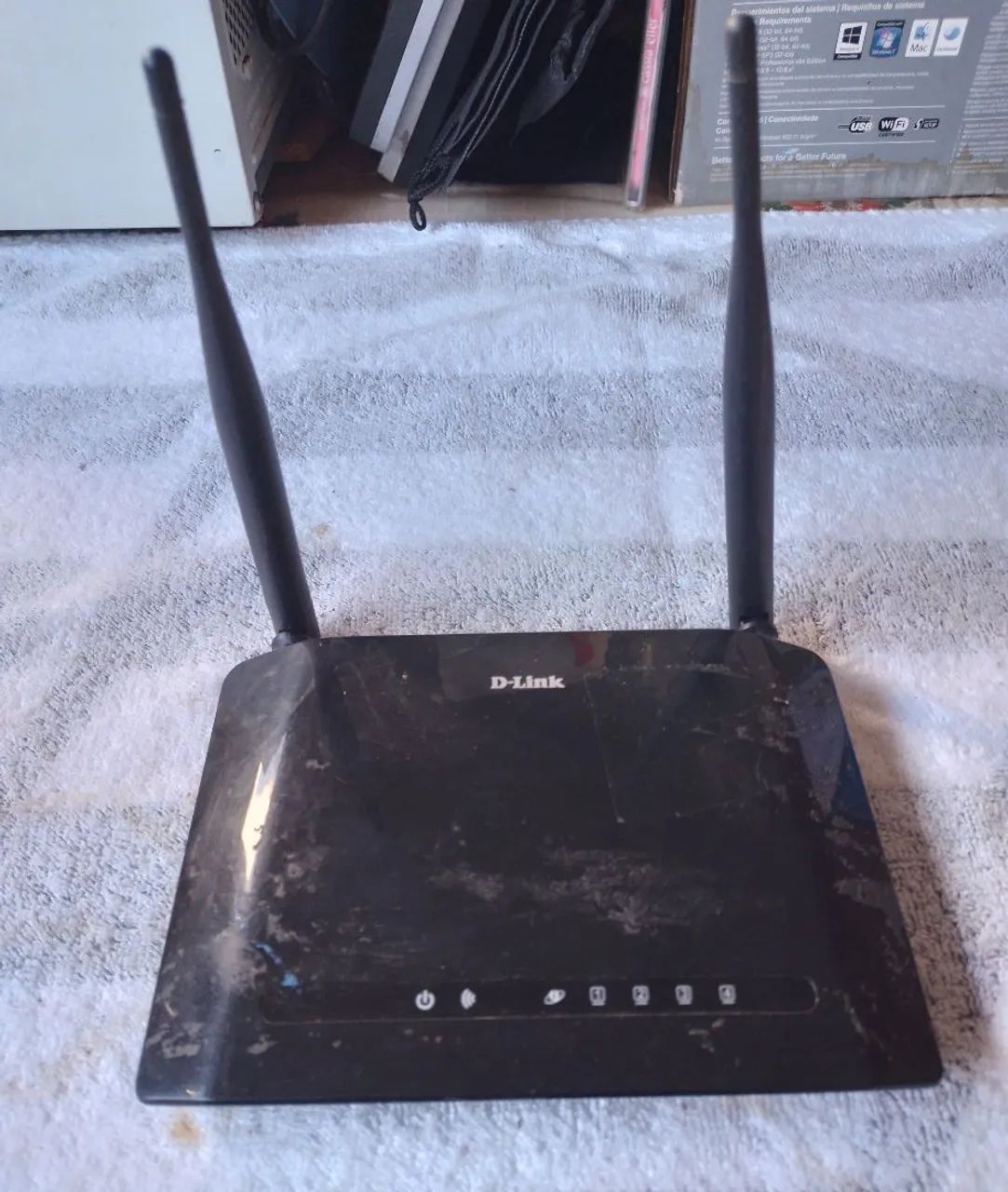 Roteador de Internet D-link preto usado sem os cabos funcionando 