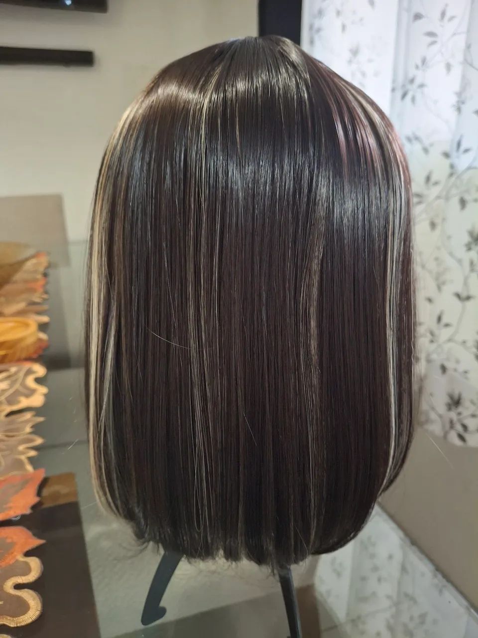 PERUCA CHANEL COM FRANJA E MECHAS LOIRA