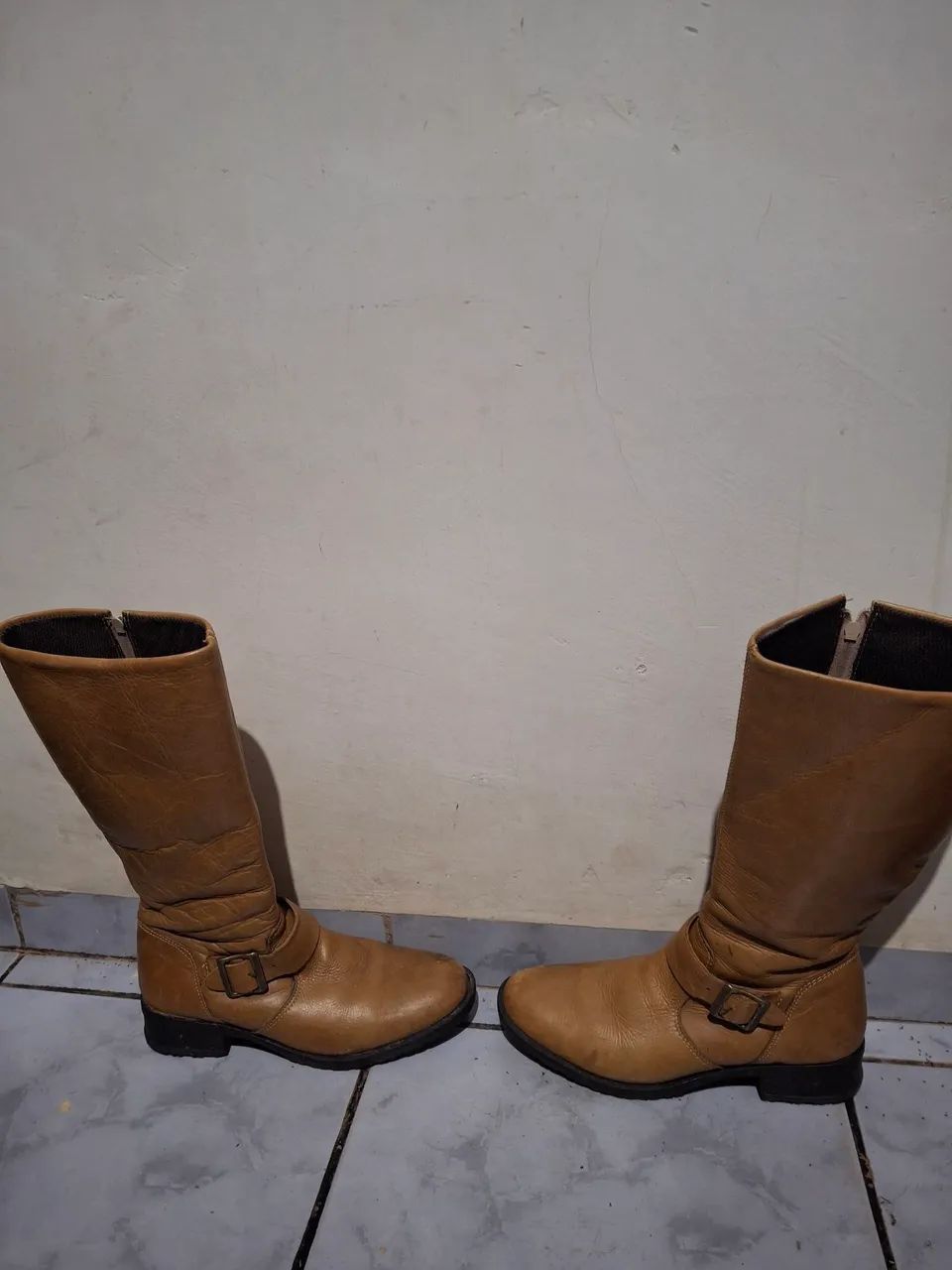 Bota de couro tamanho 35 - Foto 3