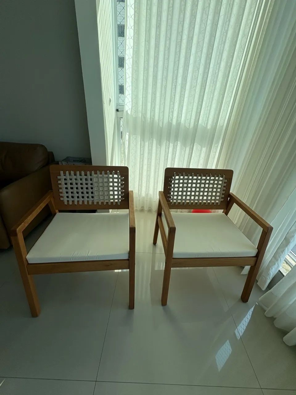 Par de poltronas de madeira maciça  - Foto 2