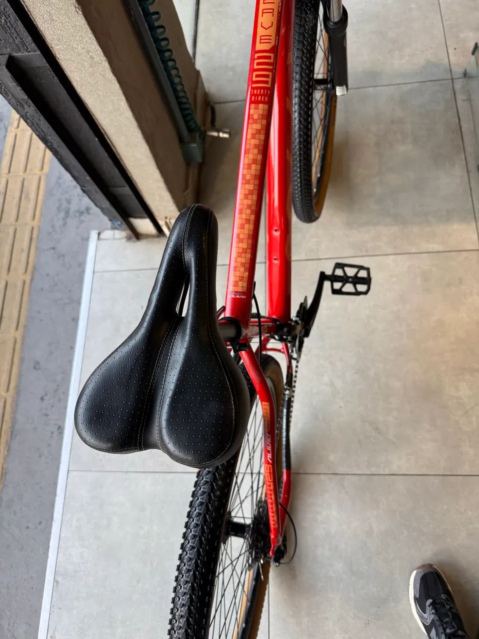Bicicleta aro 29, 21 marchas, quadro de alumínio e freio hidráulico - Foto 5