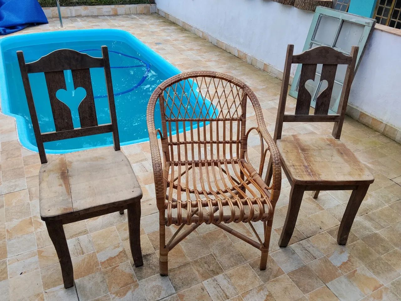 Conjunto de cadeiras e mesa de centro rústicos 