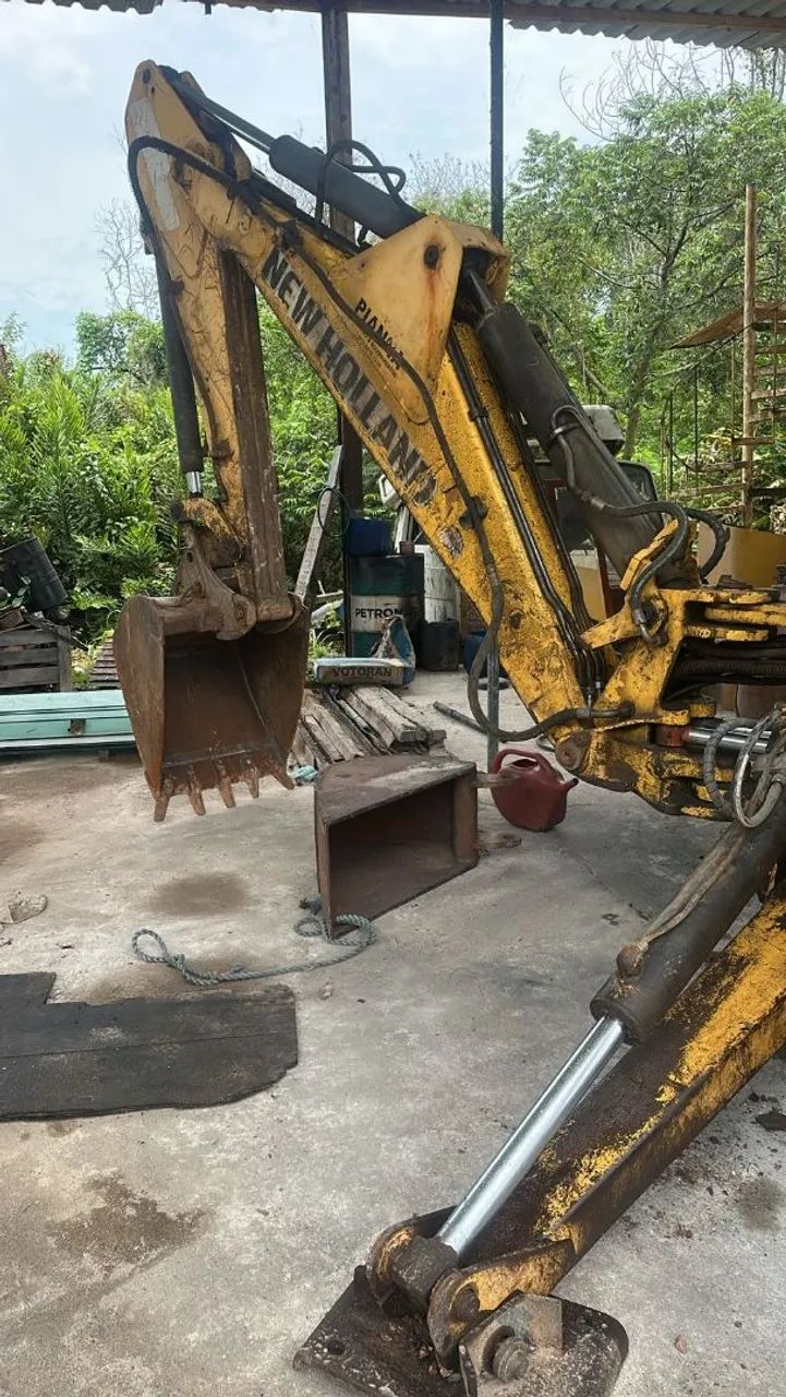 Retroescavadeira New Holland 2010/ 4x4/ - Foto 4