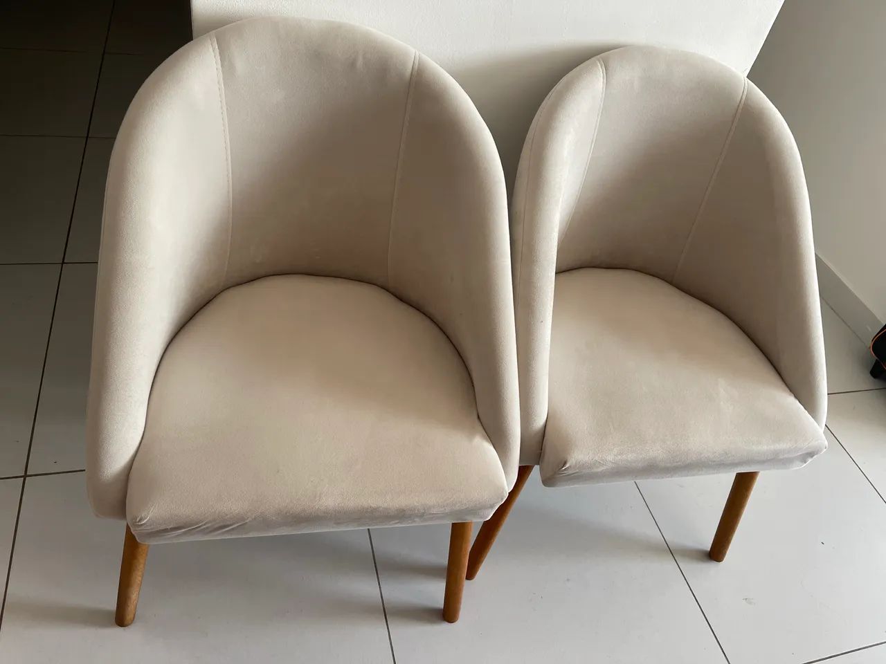 Poltronas na cor bege.