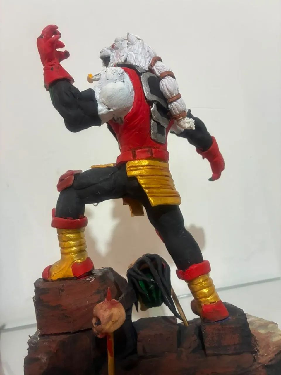 Escultura Battle beast_ invencível 25 cm - Foto 3