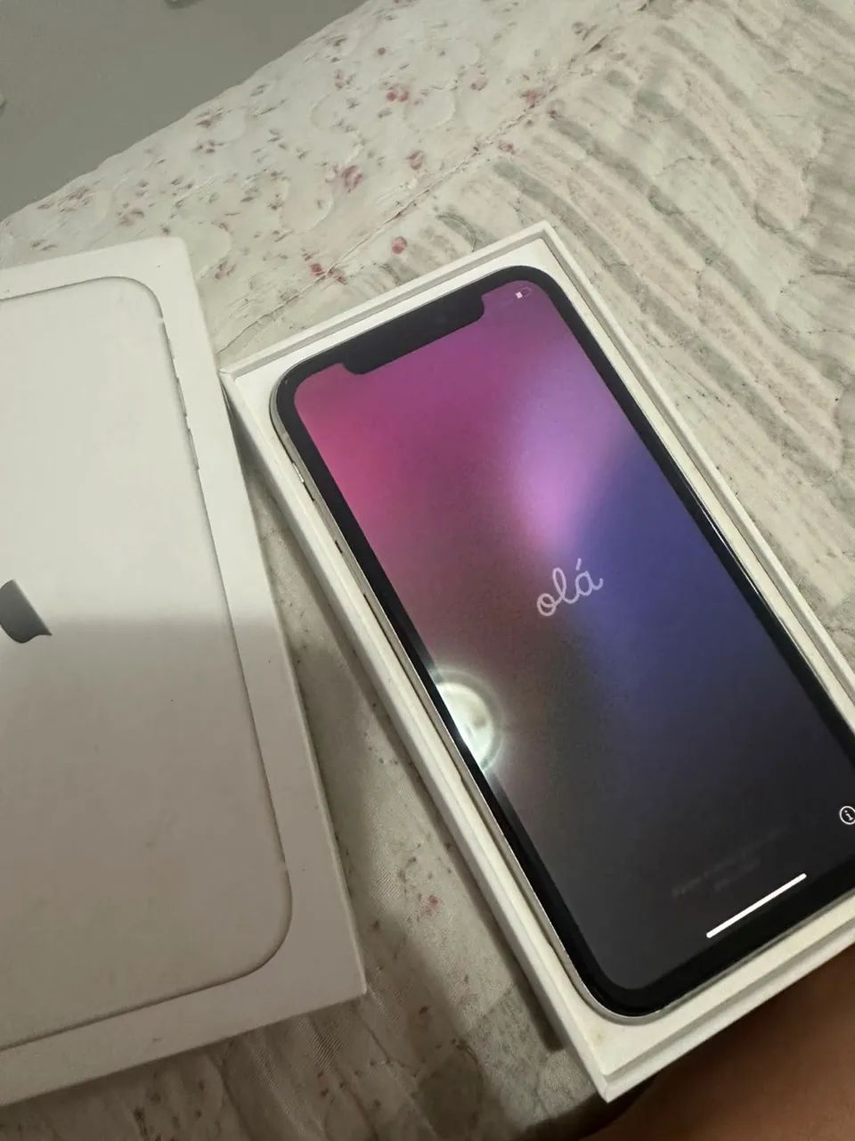 Um iPhone 11 64 GB impecável + caixa + acessórios