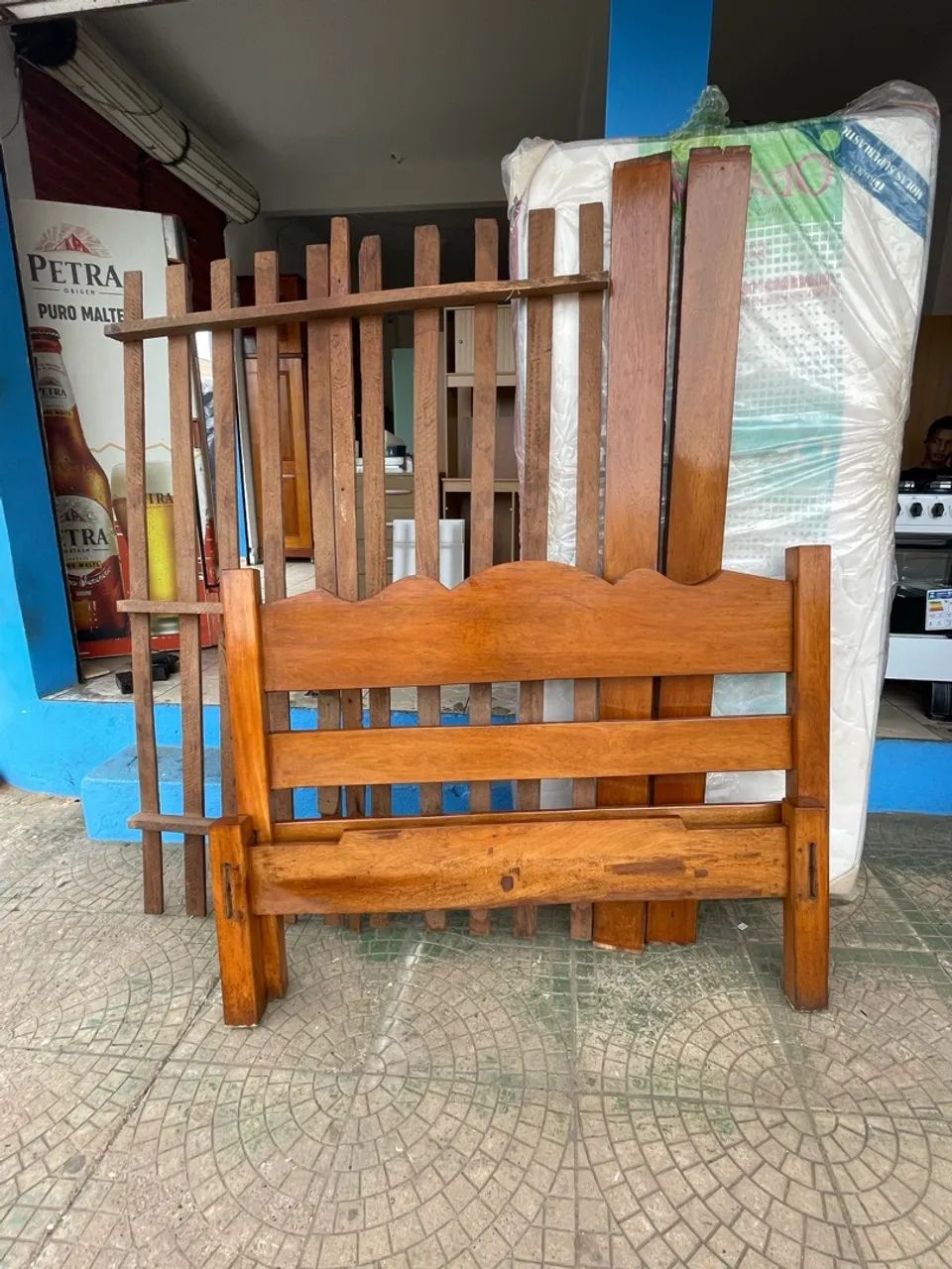 Cama de casal de madeira 