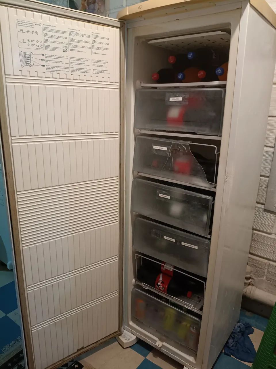 Vendo um freezer vertical. - Foto 2