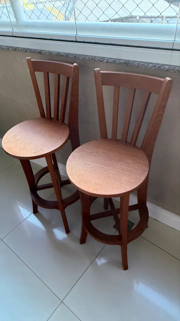 Banquetas para balcão de madeira maciça bem trabalhada - Foto 3