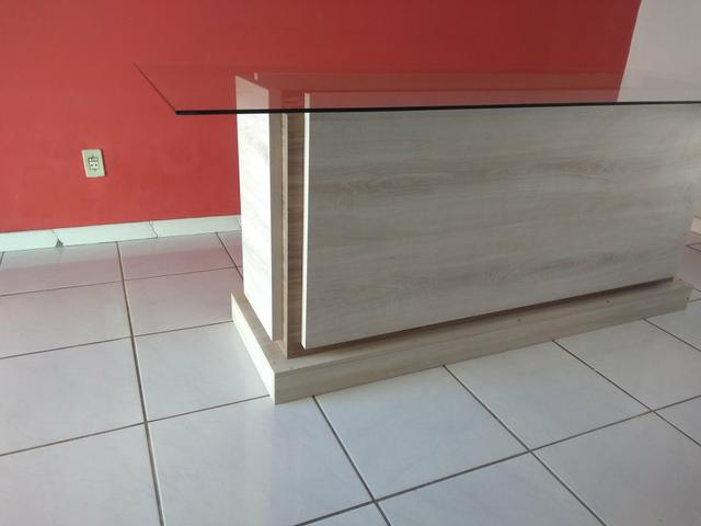 Mesa com tampo em vidro