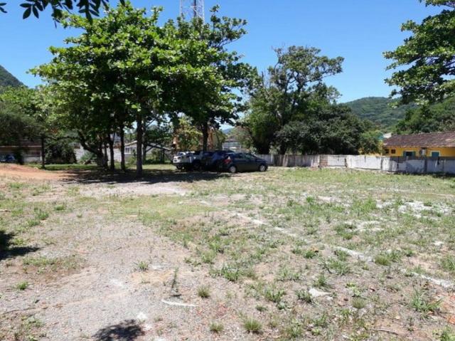Terreno único na Praia da Armação, ótima localização, frente para a Avenida - Foto 4