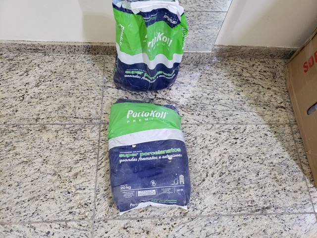 Um Saco e Meio de Argamassa Ac 3 Especial Super Porcelanato Interno Externo Cinza
