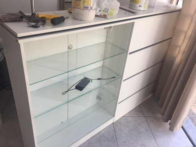 Balcão atendimento com vitrine e mesa
