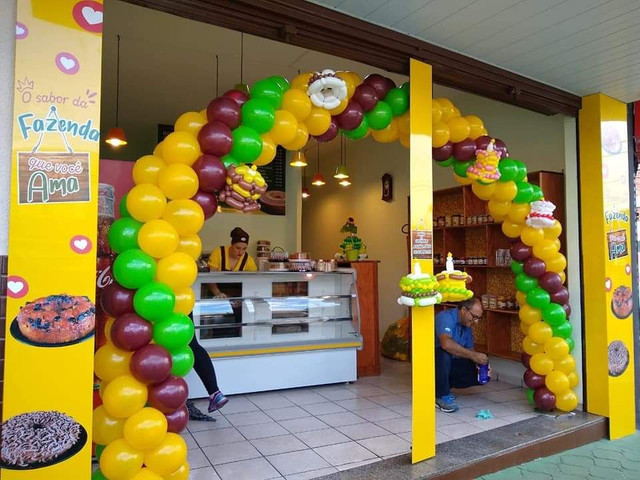 Arco de balões com esculturas temático