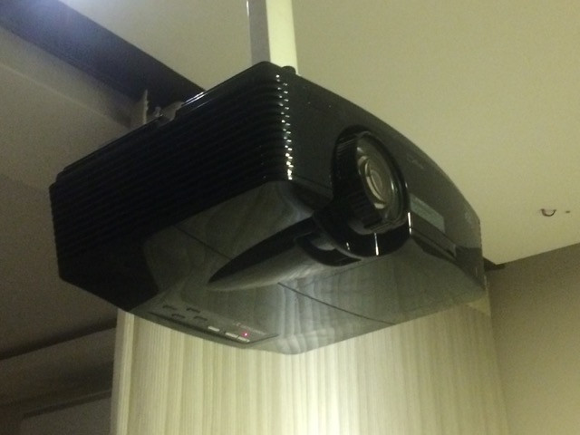 Projetor Mitsubishi Full HD (1080p Nativo) / HDMI / 1300 Lumens / 33.000:1 / LEIA