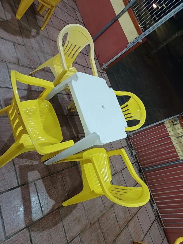 Conjunto de mesa e cadeiras de plástico 
