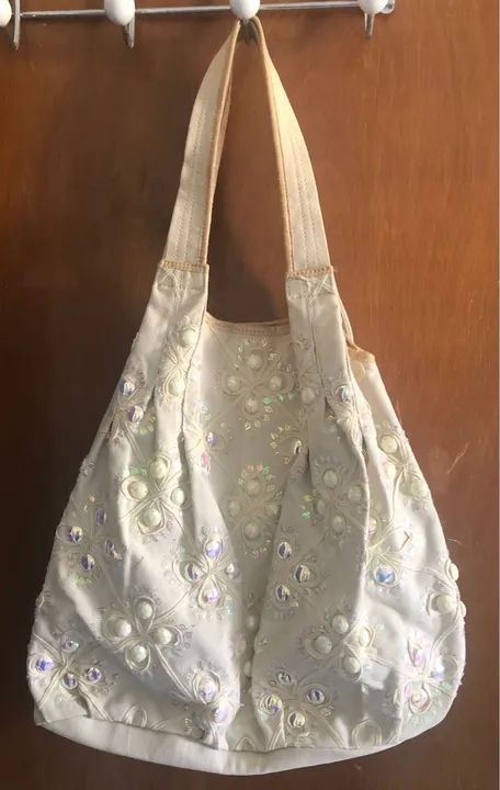 Bolsa cor creme com lantejoulas 