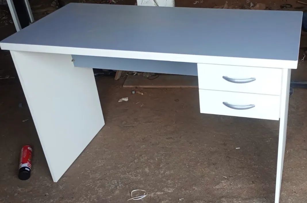 produto novo - mesa cinza e branca com duas gavetas