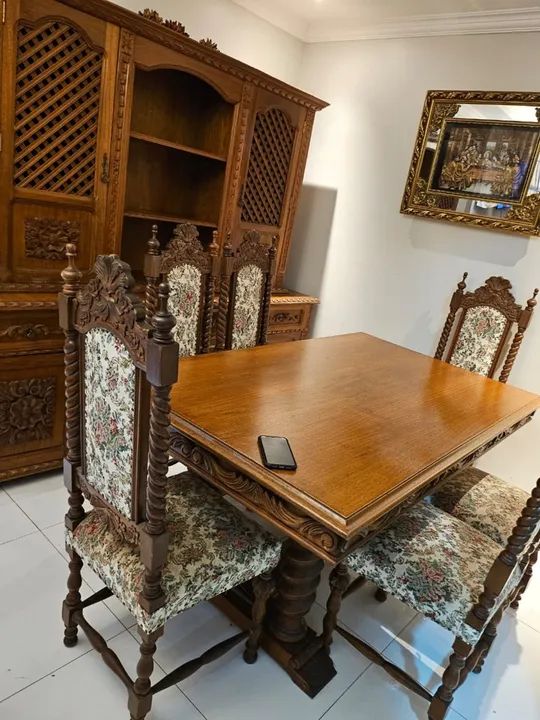 Mesa de cerejeira, talhada à mão, com 6 cadeiras.