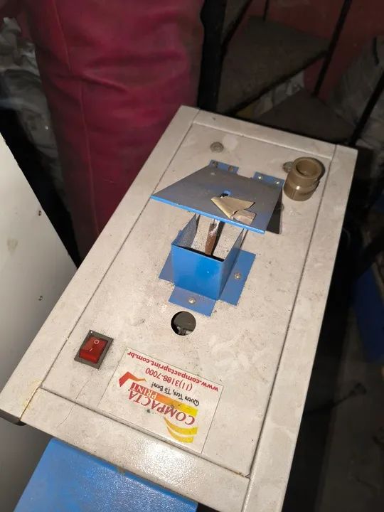 Fresadora com bancada manual máquina de furar chinelos e colocar tiras - Foto 2