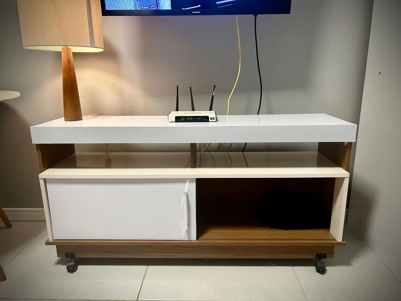 Rack para sala ou TV com 2 prateleiras e 1 porta