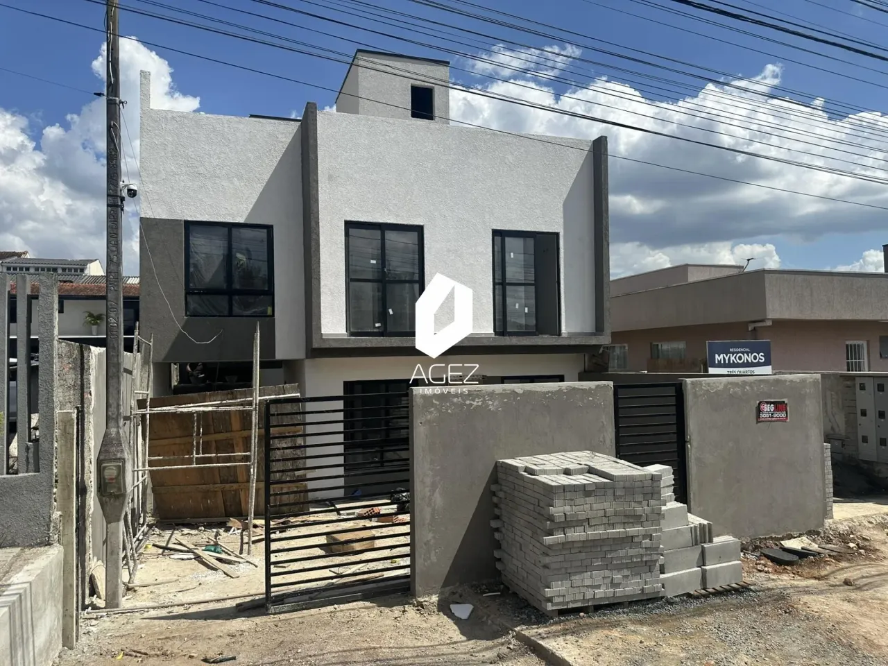 Sobrado com 03 quartos, 01 suíte, terraço e jardim, à venda no bairro Xaxim.