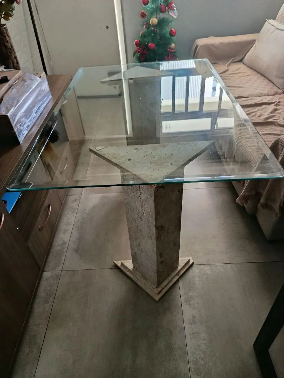 Mesa vidro com pés de mármore. 