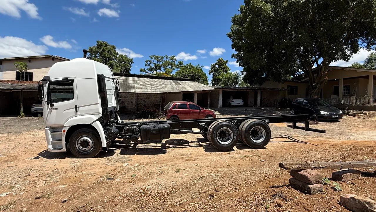 Volkswagen Constellation 24-320 ano 2011  - Foto 3