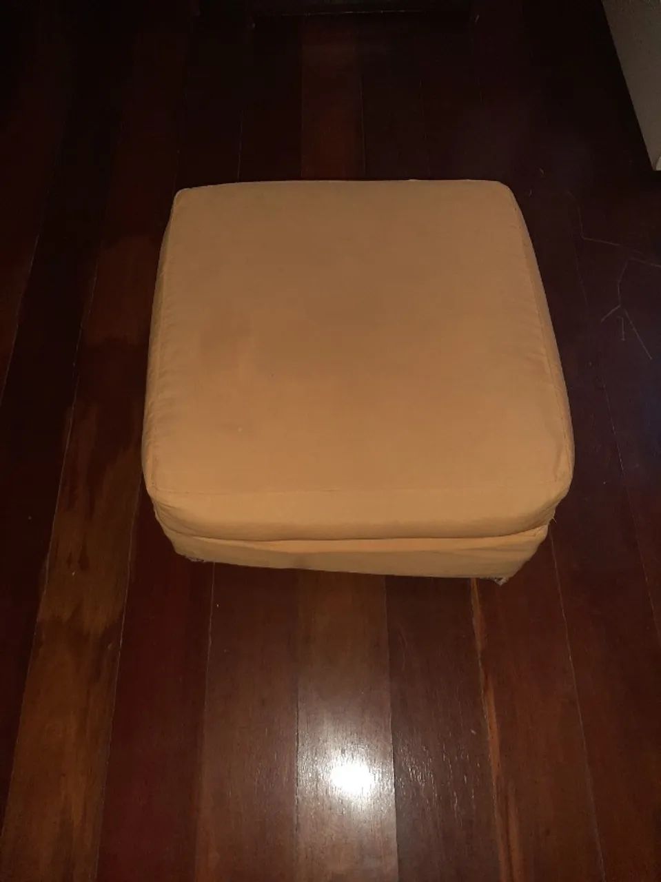 Móvel de descanso para as pernas no estado.