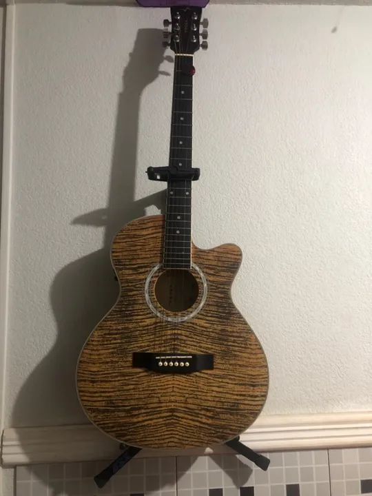 Vendo violão novo, sem danos, com entrada pra caixa de som. Urgente - Foto 2