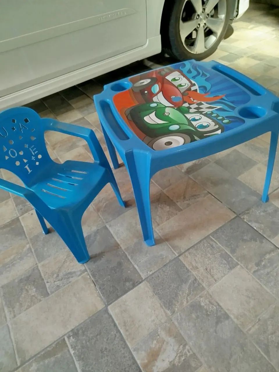Mesa com cadeira infantil 