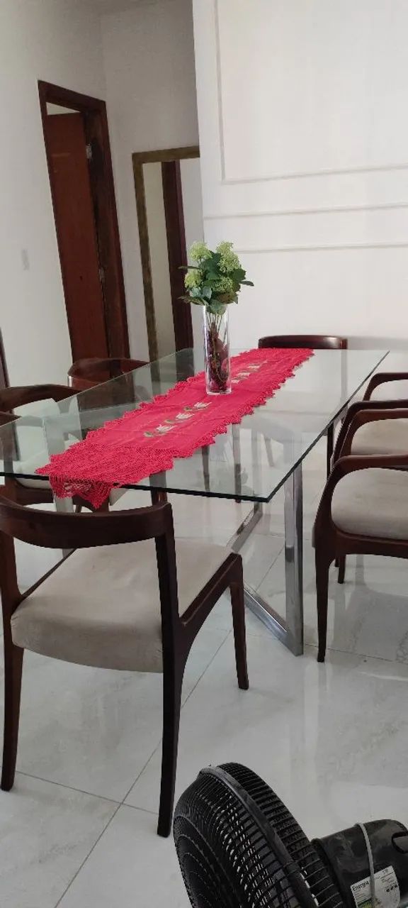 Mesa com tampo de vidro e base em inox