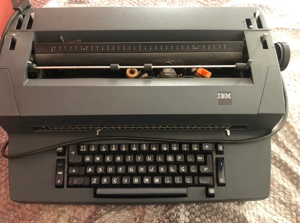 Máquina de escrever elétrica IBM completa. Em ótimo estado de conservação. Funcionando