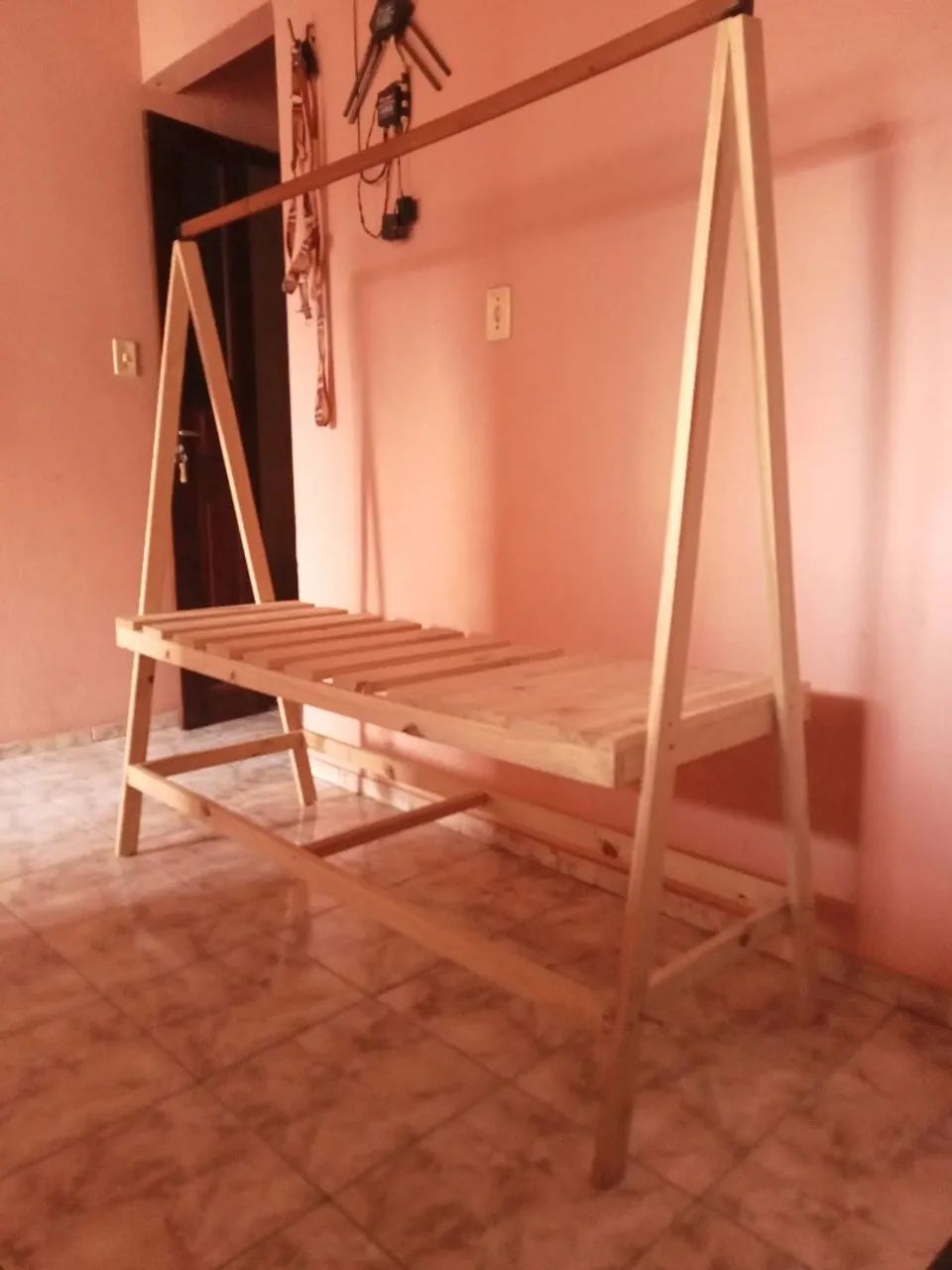 Arara de roupa artesanal com prateleira - Foto 2