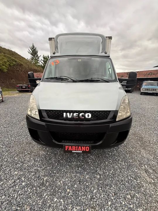 Iveco Daily 70C17 baú 5 metros  - Foto 2
