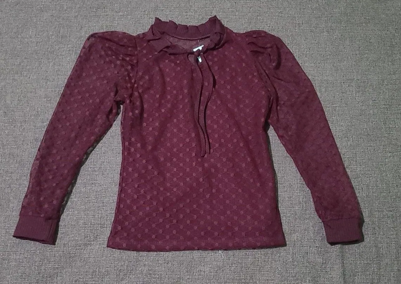Blusa manga longa com forro e renda