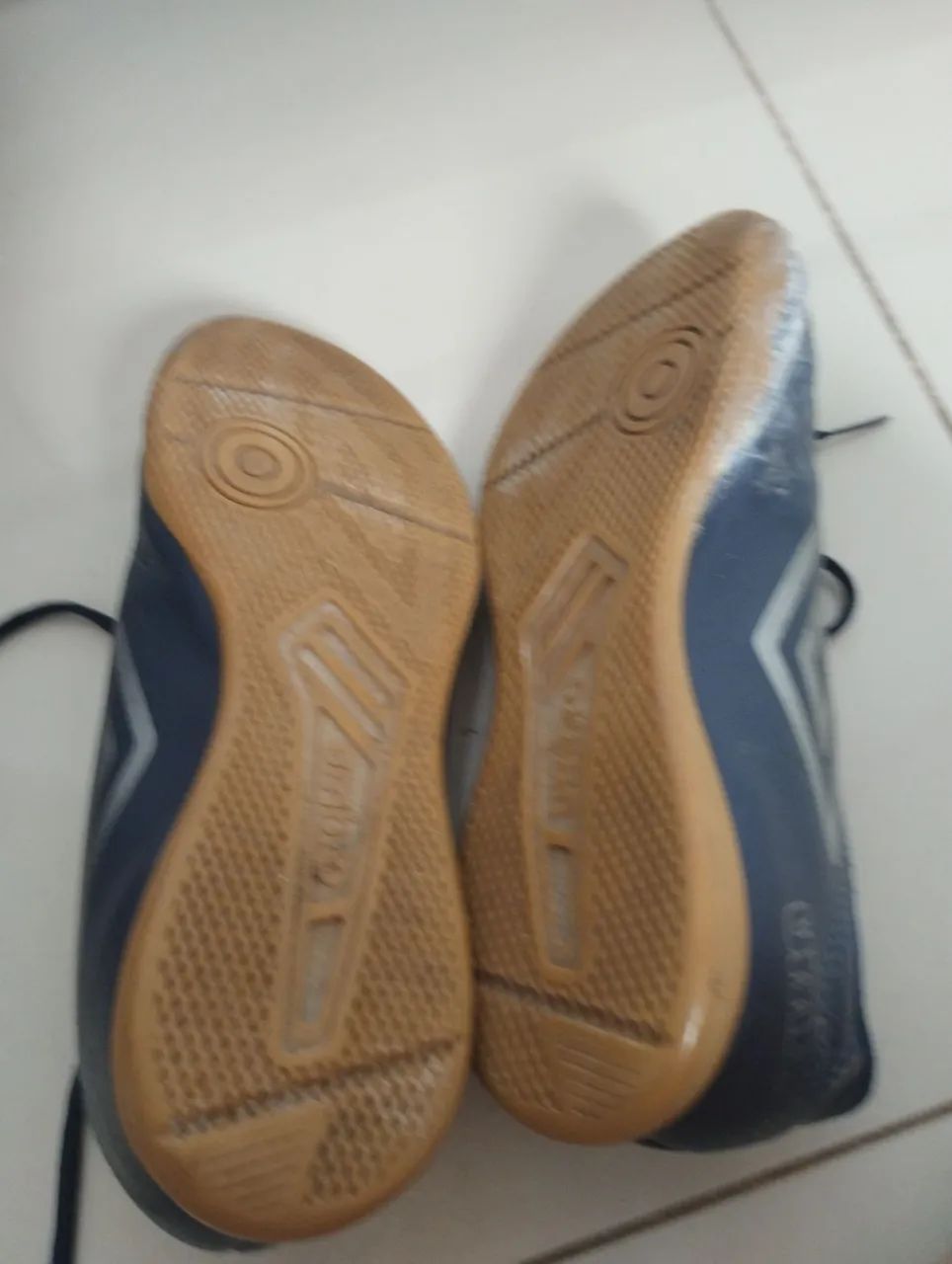 Chuteira umbro OLHE A DESCRIÇÃO 