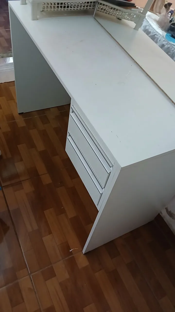 Mesa Branca com Gavetas