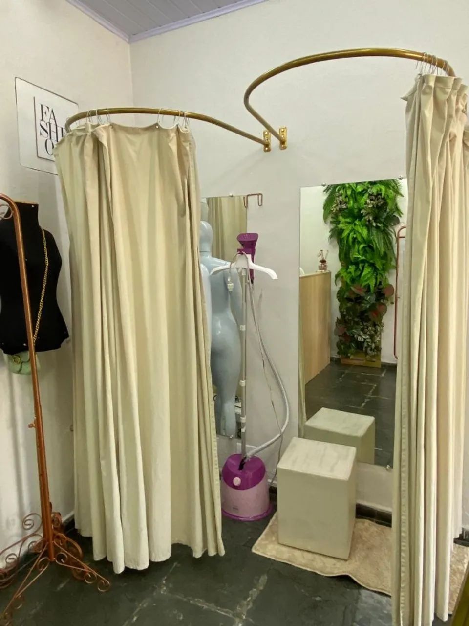 Provavador para Loja de Roupas, mesa, araras de parede e painel