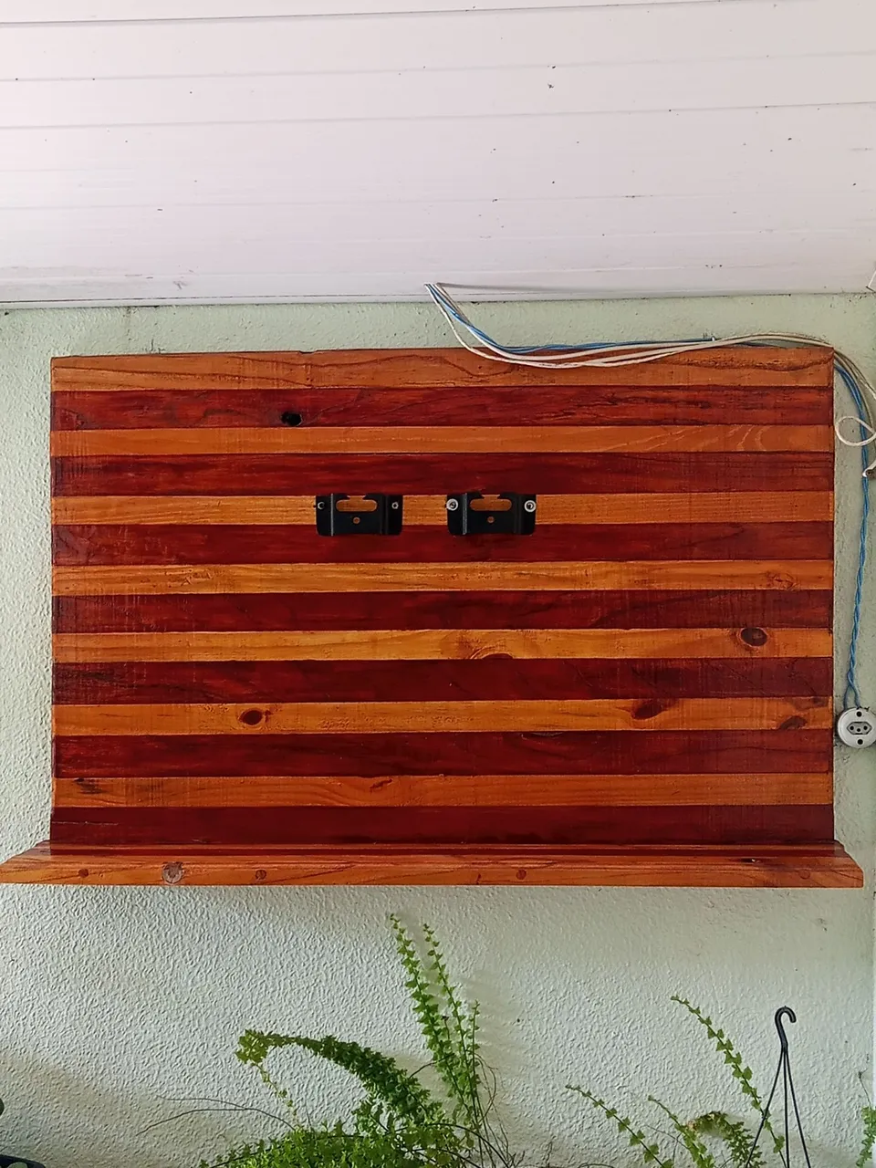 Painel de TV em Madeira Rústica.