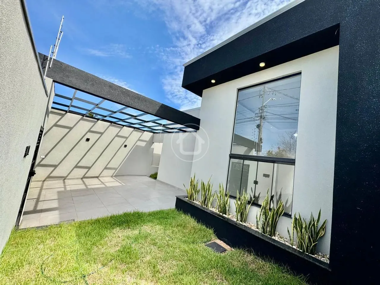 CASA NO SANTO AMARO COM FINO ACABAMENTO