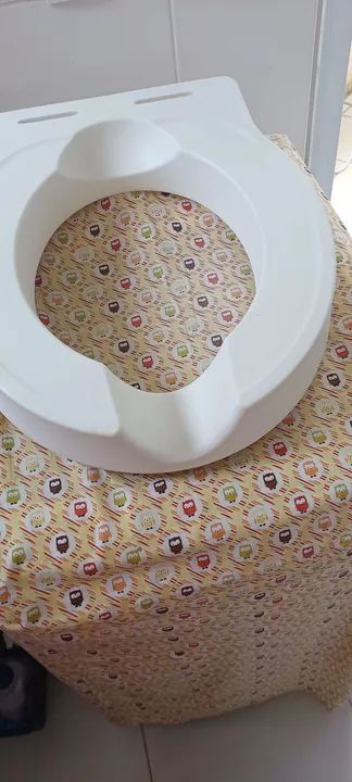 Assento de Sanitário Adaptável para Idosos e Pessoas com Mobilidade Reduzida