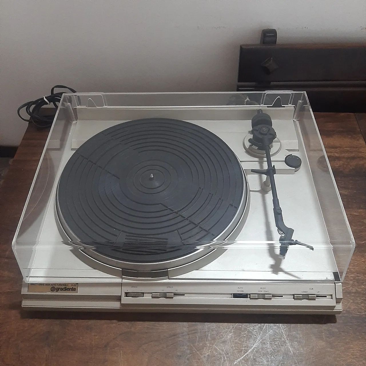 Gradient D-20 Turntable64520826804482122