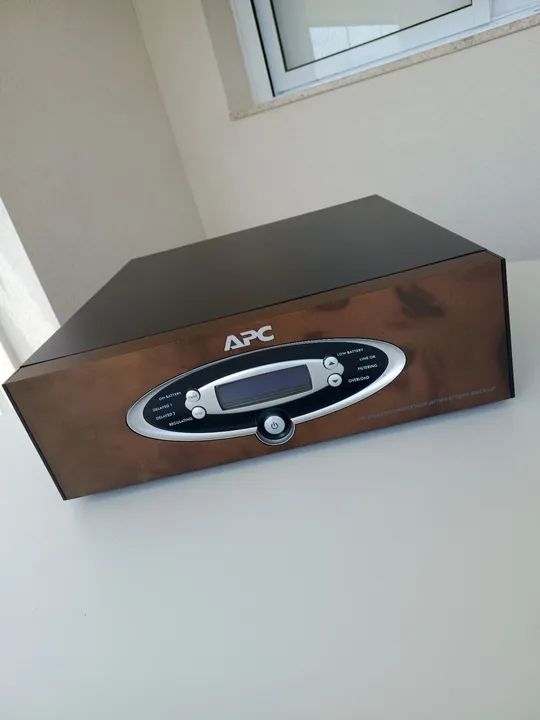 Condicionador de Energia e Nobreak APC J15 865w 1440VA 12 tomadas e Baterias Novas. Leia: