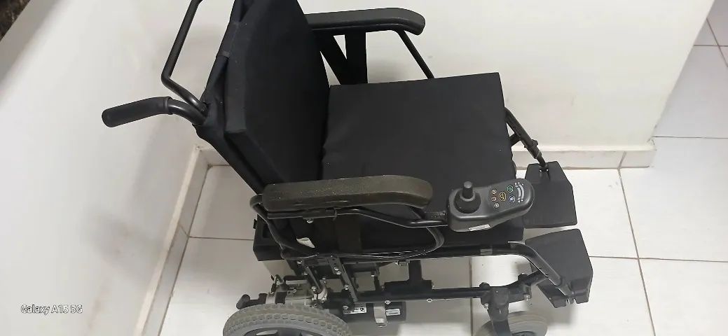 Cadeira de rodas motorizada.  - Foto 4